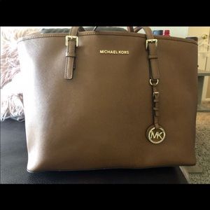 Michael kors jet set travel purse